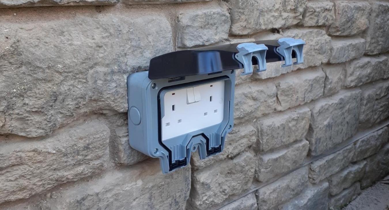 Outdoor socket installation